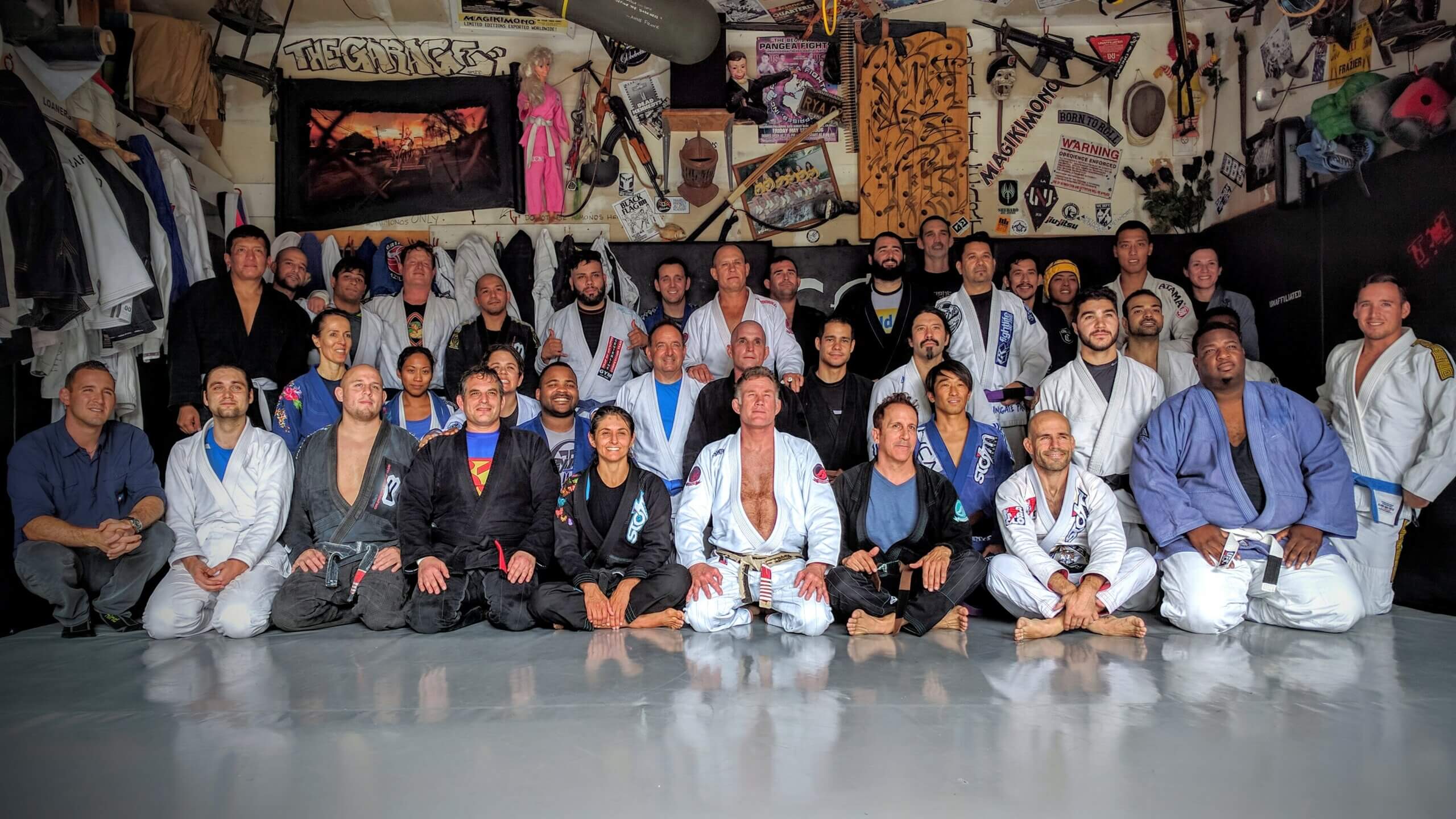 Group picture after open mat training at the Garage.